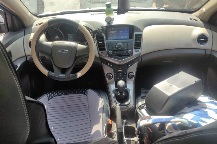Used Chevrolet Cruze 2015 1.5L Classic SE MT Center Console