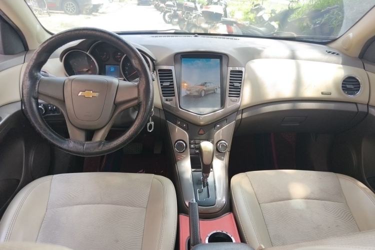 Used Chevrolet Cruze 2015 1.5L Classic SE AT Center Console