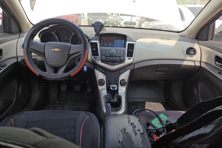 Used Chevrolet Cruze 2015 1.5L Classic SL MT Center Console