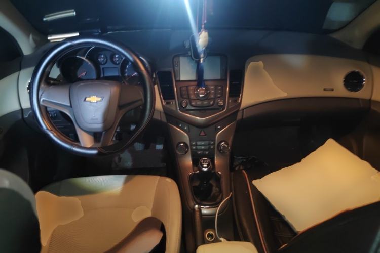Used Chevrolet Cruze 2015 1.5L Classic SE MT Center Console