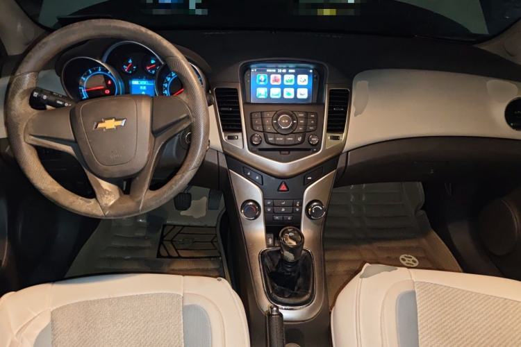 Used Chevrolet Cruze 2015 1.5L Classic SL MT Center Console