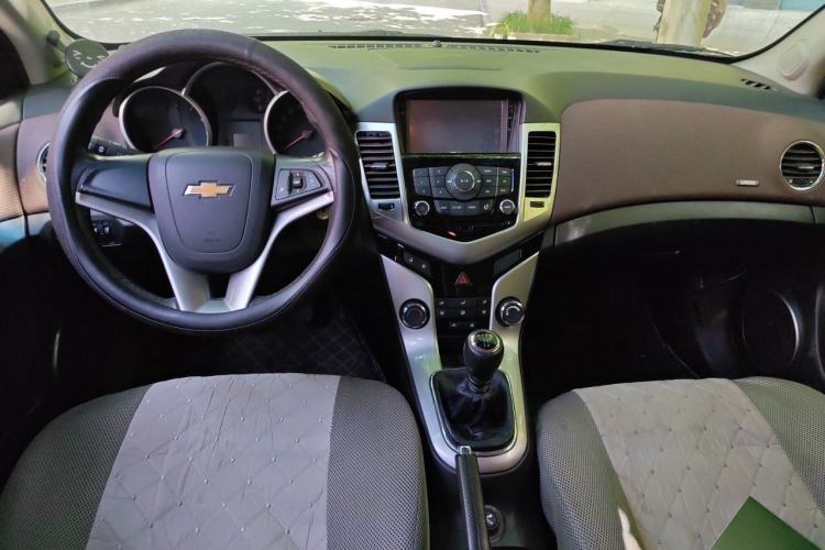 Used Chevrolet Cruze 2015 Hatchback 1.6L Manual Comfort Edition Center Console