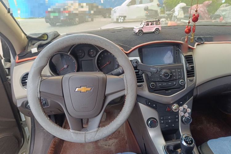 Used Chevrolet Cruze 2015 1.5L Classic SL MT Center Console