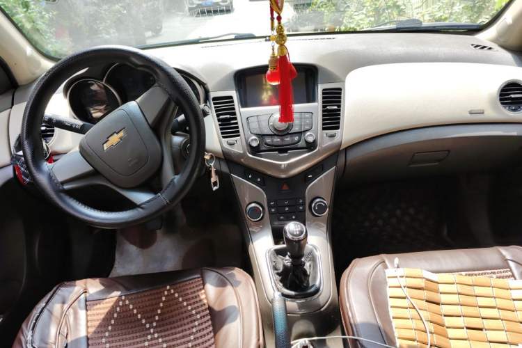 Used Chevrolet Cruze 2015 1.5L Classic SE MT Center Console