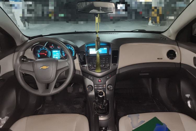 Used Chevrolet Cruze 2015 1.5L Classic SE MT Center Console