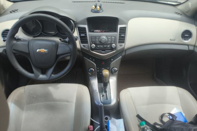 Used Chevrolet Cruze 2015 1.5L Classic SE AT Center Console