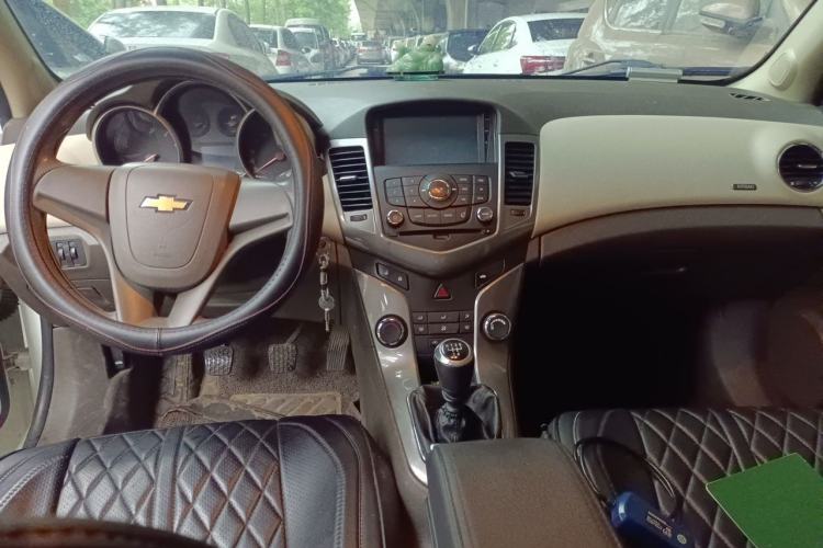 Used Chevrolet Cruze 2015 1.5L Classic SE MT Center Console