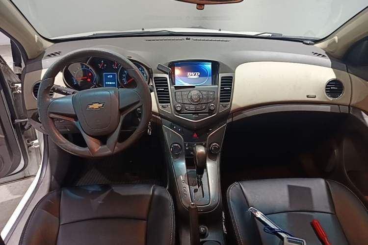Used Chevrolet Cruze 2015 1.5L Classic SE AT Center Console
