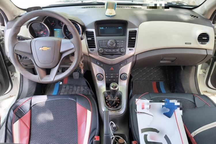 Used Chevrolet Cruze 2015 1.5L Classic SE MT Center Console