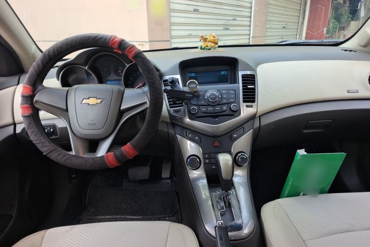 Used Chevrolet Cruze 2015 1.5L Classic SE AT Center Console