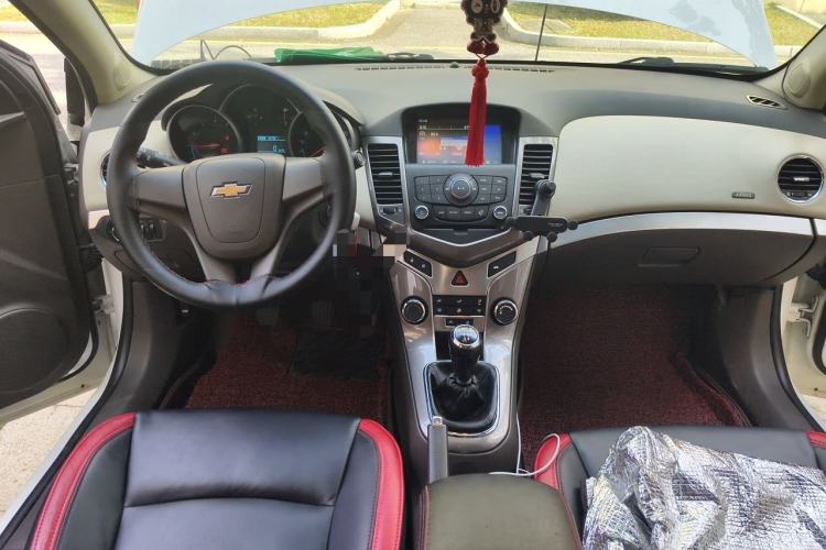 Used Chevrolet Cruze 2015 1.5L Classic SE MT Center Console