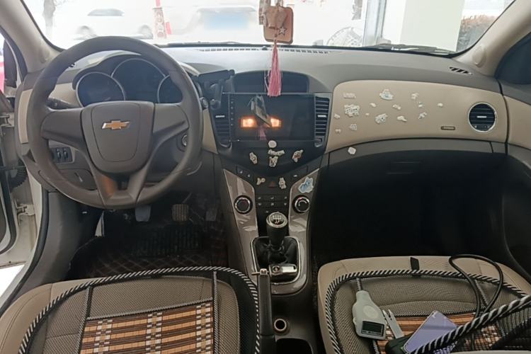 Used Chevrolet Cruze 2015 1.5L Classic SE MT Center Console
