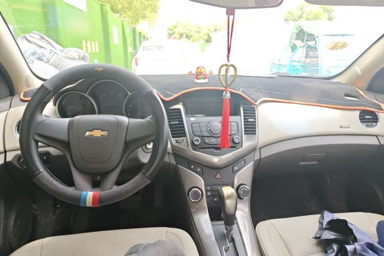 Used Chevrolet Cruze 2015 1.5L Classic SE AT Center Console