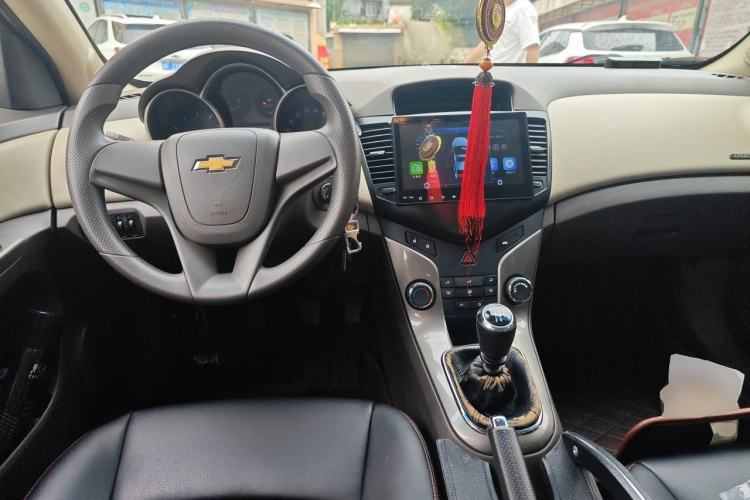 Used Chevrolet Cruze 2015 1.5L Classic SE MT Center Console