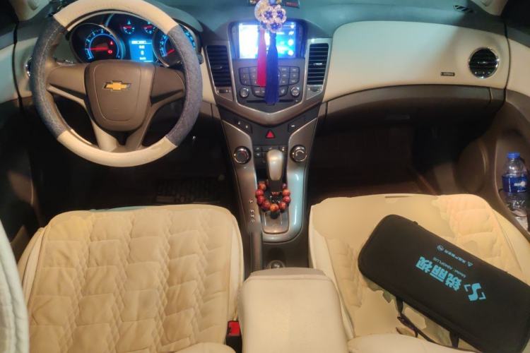 Used Chevrolet Cruze 2015 1.5L Classic SE AT Center Console