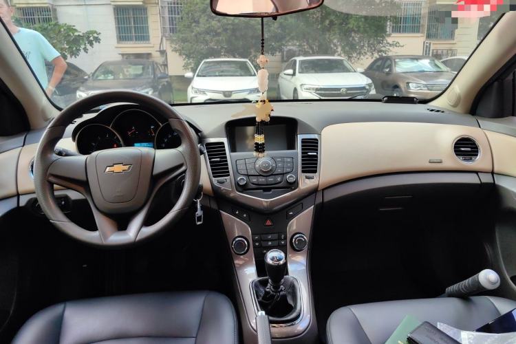 Used Chevrolet Cruze 2015 1.5L Classic SE MT Center Console