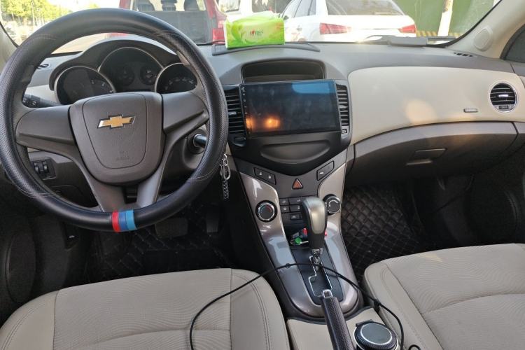 Used Chevrolet Cruze 2015 1.5L Classic SE AT Center Console