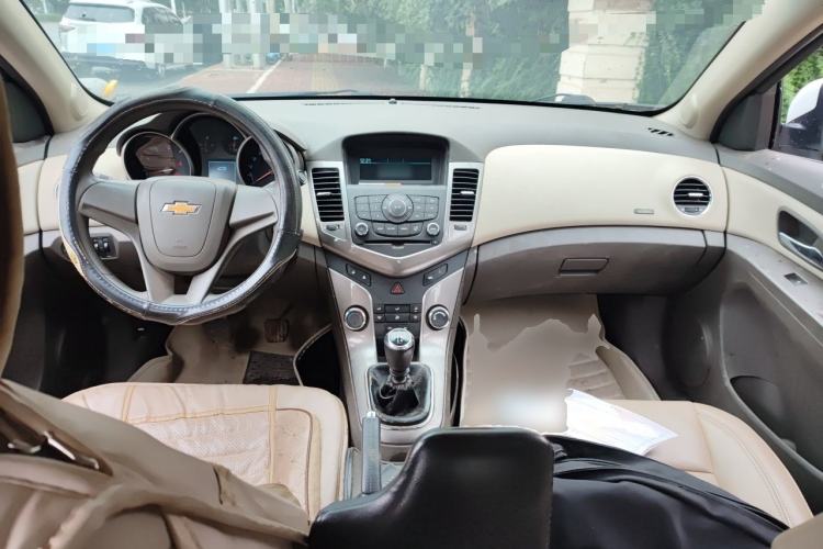 Used Chevrolet Cruze 2015 1.5L Classic SE MT Center Console
