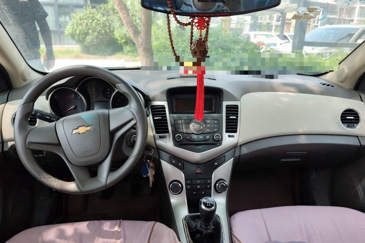 Used Chevrolet Cruze 2015 1.5L Classic SL MT Center Console