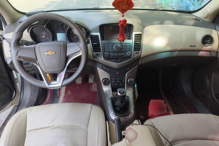 Used Chevrolet Cruze 2015 1.5L Classic SE MT Center Console