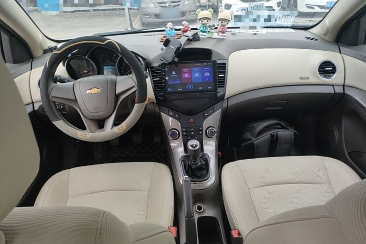 Used Chevrolet Cruze 2015 1.5L Classic SE MT Center Console