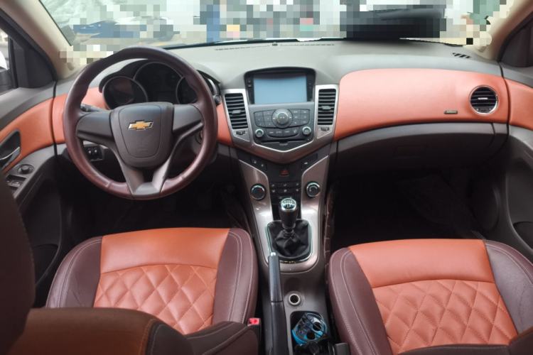 Used Chevrolet Cruze 2015 1.5L Classic SE MT Center Console