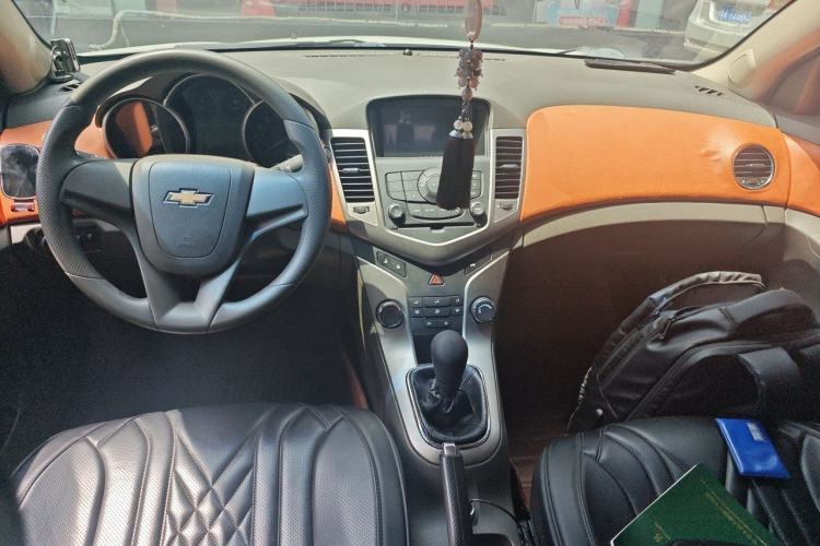 Used Chevrolet Cruze 2015 1.5L Classic SE MT Center Console