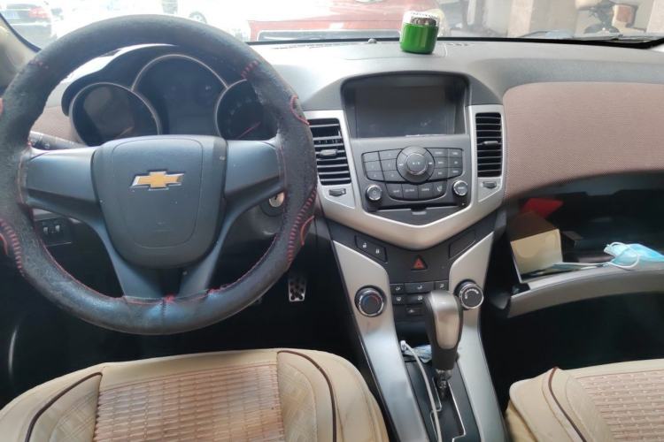 Used Chevrolet Cruze 2015 Hatchback 1.6L Automatic Comfort Edition Center Console
