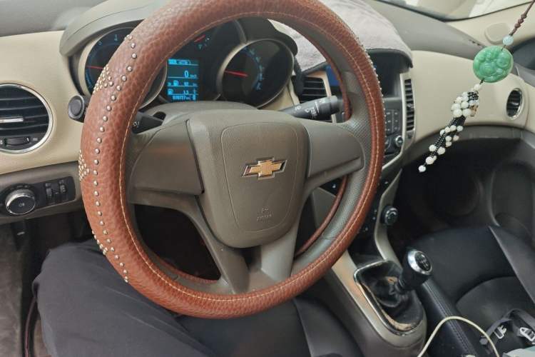 Used Chevrolet Cruze 2015 1.5L Classic SL MT Center Console
