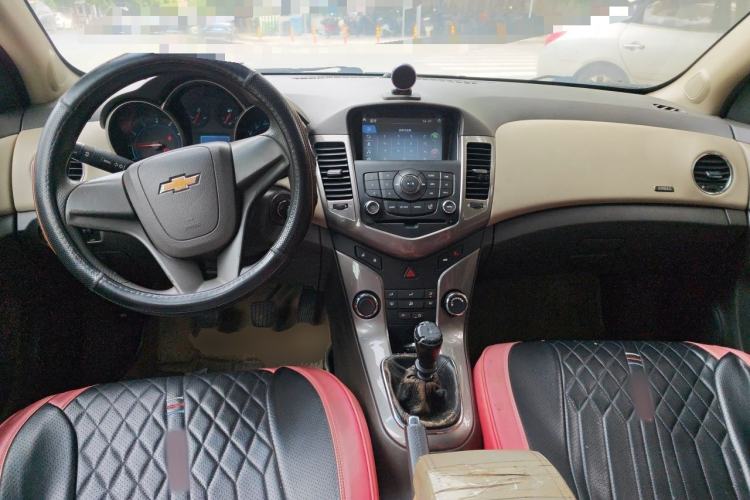 Used Chevrolet Cruze 2015 1.5L Classic SE MT Center Console