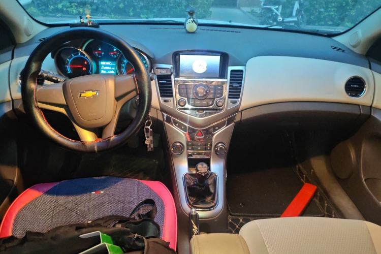 Used Chevrolet Cruze 2015 1.5L Classic SL MT Center Console