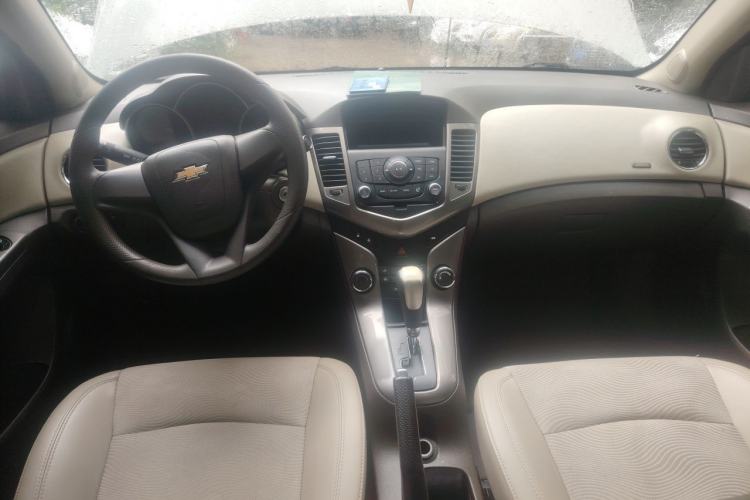 Used Chevrolet Cruze 2015 1.5L Classic SE AT Center Console