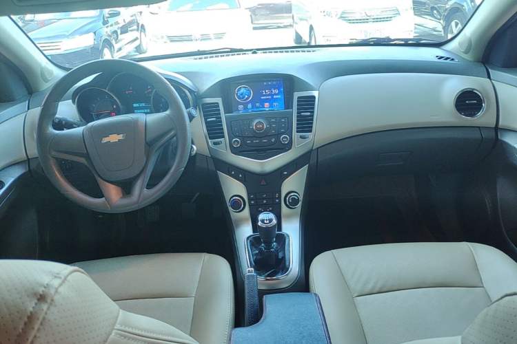 Used Chevrolet Cruze 2015 1.5L Classic SL MT Center Console