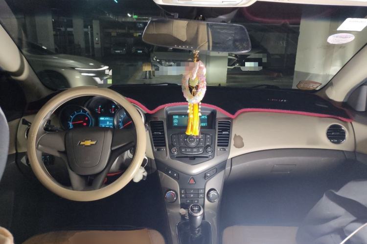 Used Chevrolet Cruze 2015 1.5L Classic SE MT Center Console