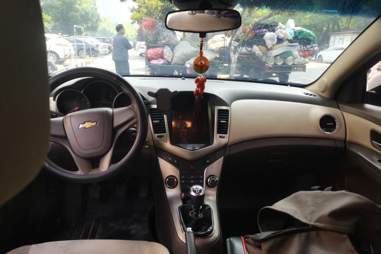 Used Chevrolet Cruze 2015 1.5L Classic SL MT Center Console