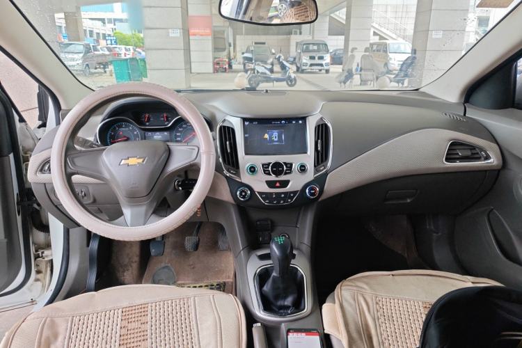 Used Chevrolet Cruze 2015 1.5L Manual Fashion Edition Center Console