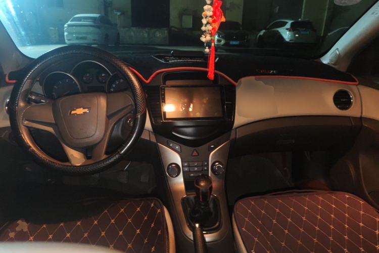 Used Chevrolet Cruze 2015 1.5L Classic SL MT Center Console