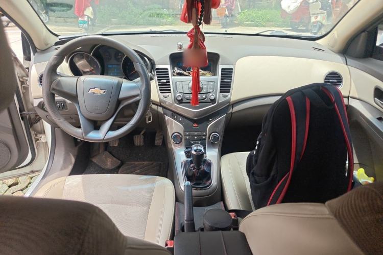 Used Chevrolet Cruze 2015 1.5L Classic SE MT Center Console