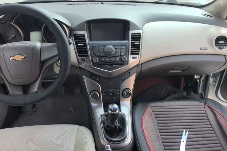Used Chevrolet Cruze 2015 1.5L Classic SE MT Center Console