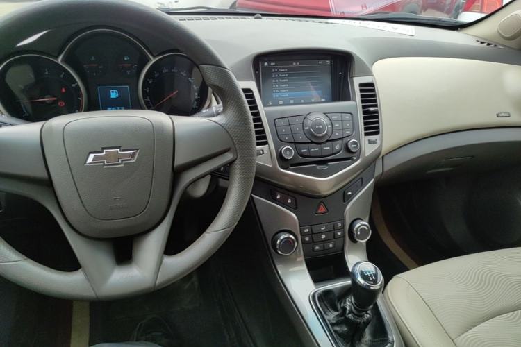 Used Chevrolet Cruze 2015 1.5L Classic SE MT Center Console