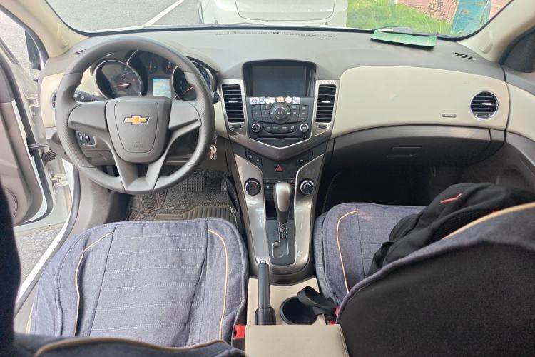 Used Chevrolet Cruze 2015 1.5L Classic SE AT Center Console