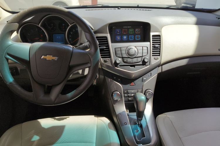 Used Chevrolet Cruze 2015 1.5L Classic SE AT Center Console