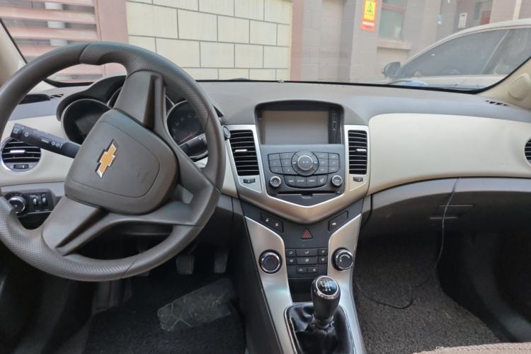 Used Chevrolet Cruze 2015 1.5L Classic SL MT Center Console