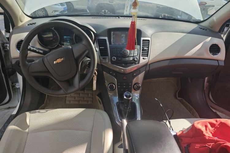 Used Chevrolet Cruze 2015 1.5L Classic SE MT Center Console