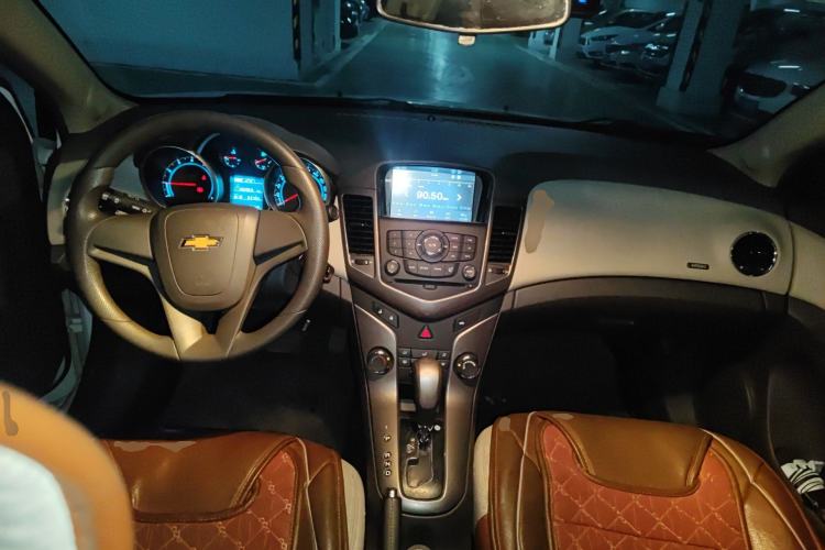 Used Chevrolet Cruze 2015 1.5L Classic SE AT Center Console