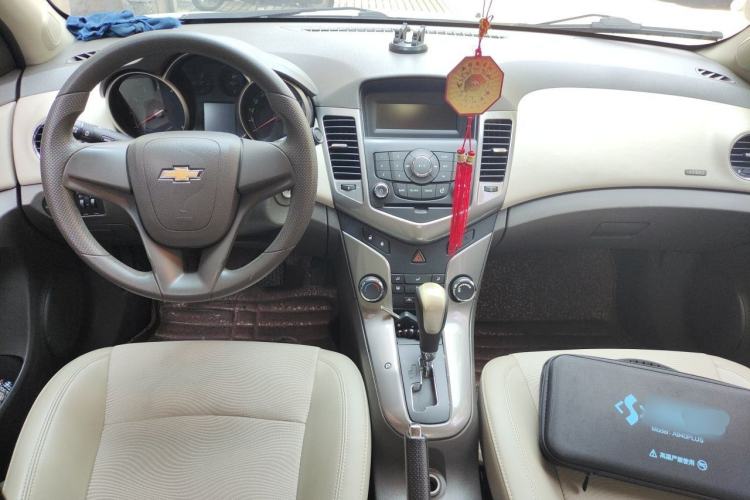 Used Chevrolet Cruze 2015 1.5L Classic SE AT Center Console