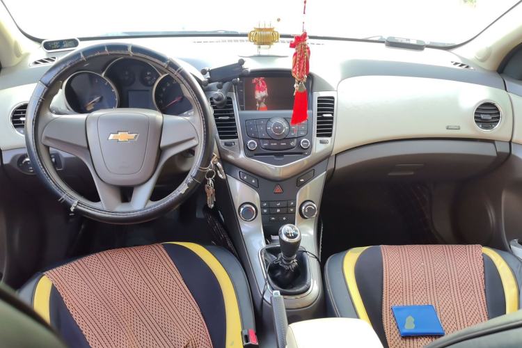 Used Chevrolet Cruze 2015 1.5L Classic SE MT Center Console