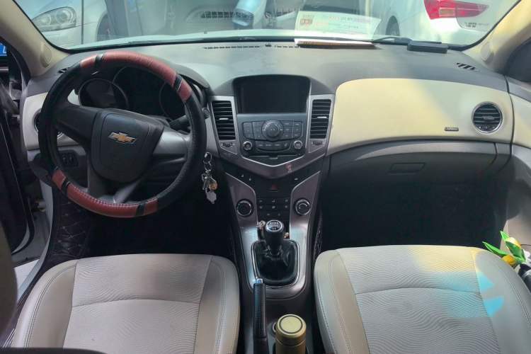 Used Chevrolet Cruze 2015 1.5L Classic SE MT Center Console