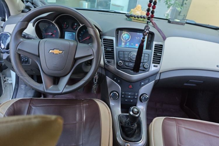 Used Chevrolet Cruze 2015 1.5L Classic SE MT Center Console
