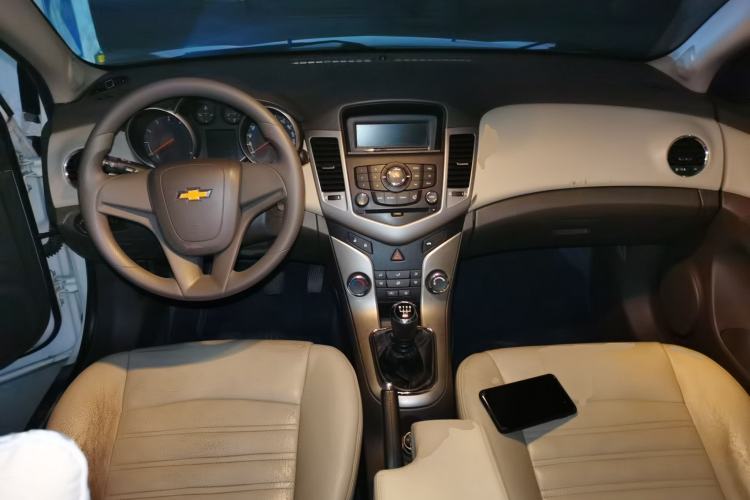 Used Chevrolet Cruze 2015 1.5L Classic SL MT Center Console